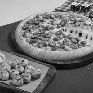 Chicken Hotshot Pizza and Garlic Knots Combo