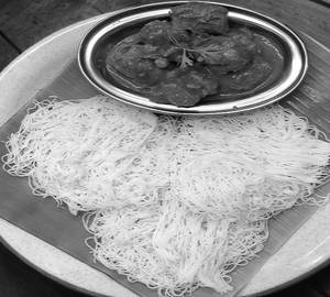 3 Idiyappam + Chicken Perattu