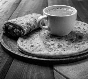 Paneer Paratha Fish Flask Tea Combo