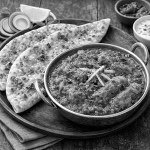 Masala Gravy Chaap with 2 Garlic Naan