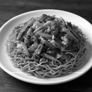 Fried Noodles With Cryspy Veg