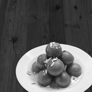 Gulab jamun mota [2 pieces]