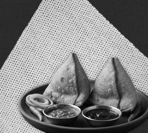 Classic Aloo Samosa (Set Of 2) + Elechi Tea Gwalior Ka Asli Desi Swaad! Do Garma-Garam Crispy Samose