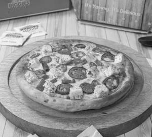 Tangy paneer pizza