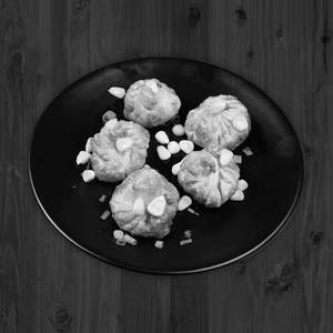 Veg Cheese Corn Momos [8 Pieces]