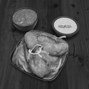 Chicken Butter Gravy Momos [8 Pieces]