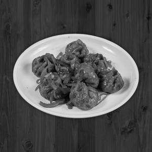 Veg Red Sauce Momos [8 Pieces]