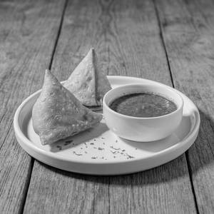 Samosa With Green Chutney (2pcs)