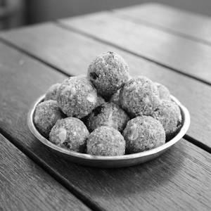 Madhur Vatika Gond Laddu