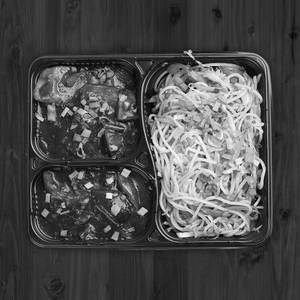 Chicken Hakka Noodles (350 Gms)