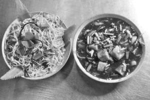 Paneer Chilli Gravy [5 Pieces] With Veg Chowmein[Half]