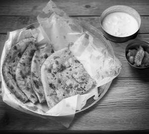 2 aloo paratha + curd raita
