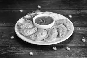 Chicken and cheese peri peri momos [5 pieces]