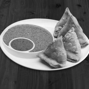 Samosa [2 Pieces] With Green & Sweet Chutney