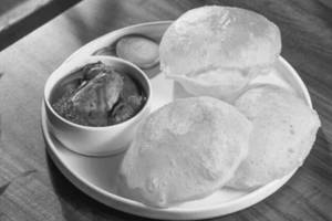 Luchi Chicken Dak Bunglow (2pc Chicken + 1pc Egg + 4pcs Luchi)
