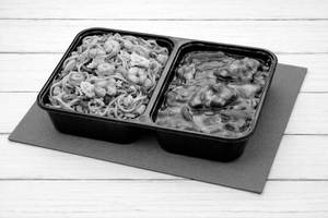 Mixed Hakka Noodles With Chili Chicken Gravy Combo [4 pcs]