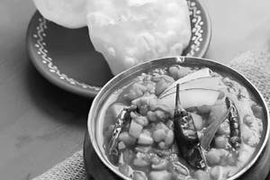 Luchi Aloo Dum (4 Pc Luchi + Aloo Dum)