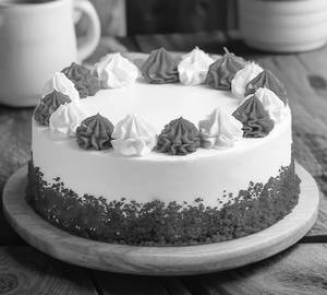 Eggless red velvet cake