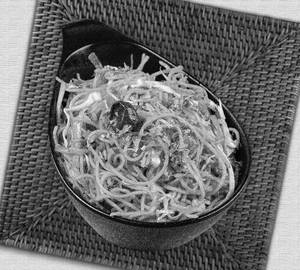 Schezwan veg hakka noodles