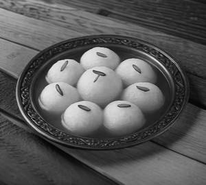 Keshar Bati Rasgula [2Pcs]