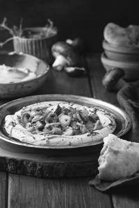 Hummus With Butter Garlic Mushroom