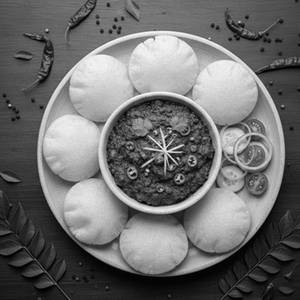 Mutton Keema Ghugni With Luchi (6 Pcs)