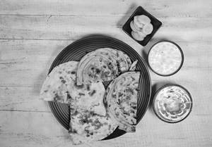 Palak Paneer With 1 Lachha Paratha Or 1 Naan