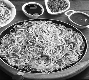 Vegetable hakka noodles