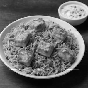 Paneer biryani with raita
