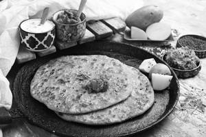 Aloo Paratha (2 Pc) With Curd And Pickle