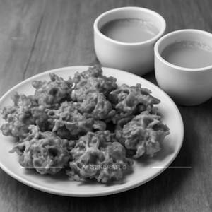 Onion Pakoda [Mini, 10 Pieces] with Tea [2 Cups]