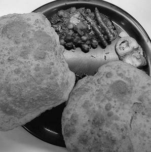 Chole Bhature (2 Pcs)