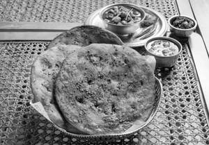 Cheese Garlic Kulcha [2 Pieces]