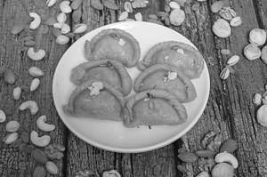Desi Ghee Meethi Gujiya