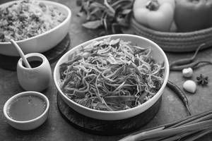 Hakka Noodles (Veg) [Serves 2]