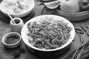 Chilli Garlic Noodles (Veg) [Serves 2]