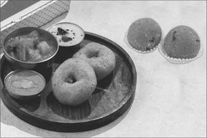 Vada Sambhar With Churma Laddu (2 Pcs)