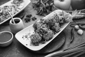 Chilli Garlic Pepper Chicken In Tangra Style (10 Pc)