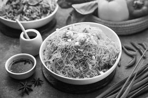 Singapore Rice Noodles (Veg) [Serves 2]
