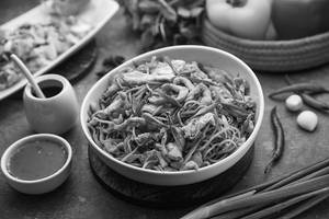 Hakka Noodles (Chicken) [Serves 2]