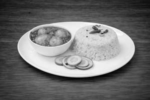 Basanti Pulao With Kashmiri Aloo Dum And Salad [Serves 1]