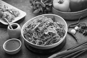 Egg Hakka Noodles [Serves 2]