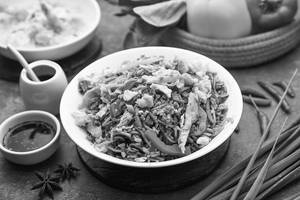 Chilli Garlic Noodles (Chicken) [Serves 2]
