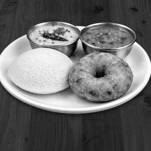Idli [1 Pieces] With Vada [1 Vada]