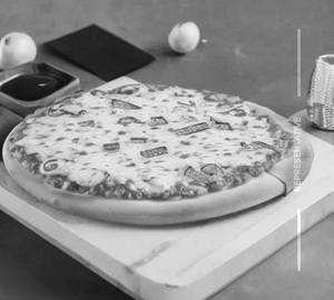 Cheesy Margherita Pizza