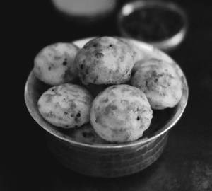 Plain Paniyaram With chutny and kolambu [10 Pieces]