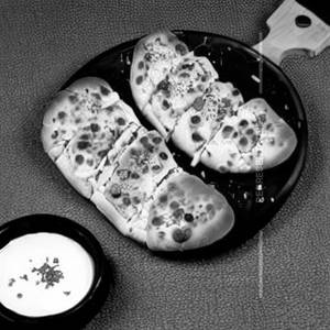 Paneer Stuffed Garlic Bread