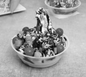 Maha Sundae [Large Sundae With Loads Of Fruits And Nuts]