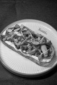 Herbed Mushroom With Hummus