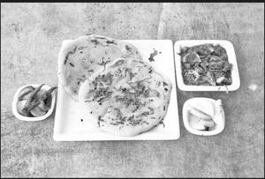 2 Plain kulche,2 patle kulche,2 patte chole and 2 Raita (kulche in Amul Butter)